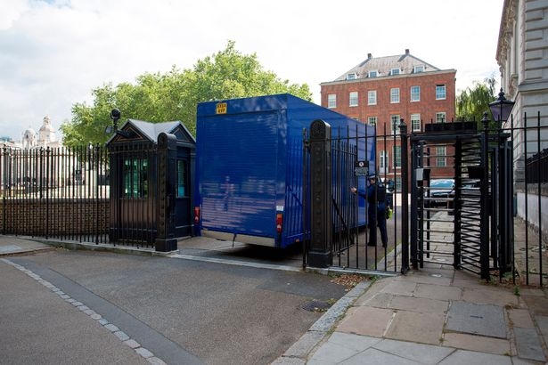 Theo quy định của Anh, ông Cameron chỉ có 48 giờ để thu xếp công việc cũng như dọn ra ngoài dinh Thủ tướng ở số 10 phố Downing. (Ảnh: Daily Mirror)