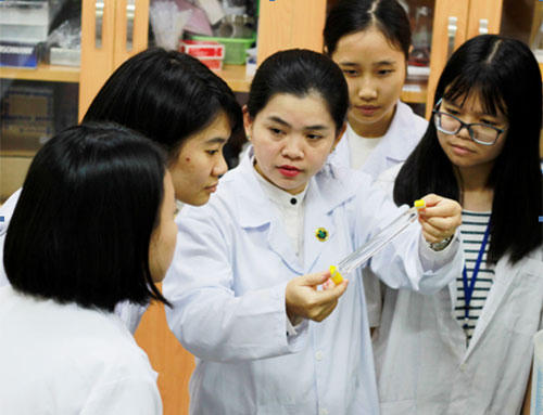 Tiến sĩ Hiệp chia sẻ, học sinh là một trong những động lực giúp chị vượt qua khó khăn. Ảnh: NVCC.