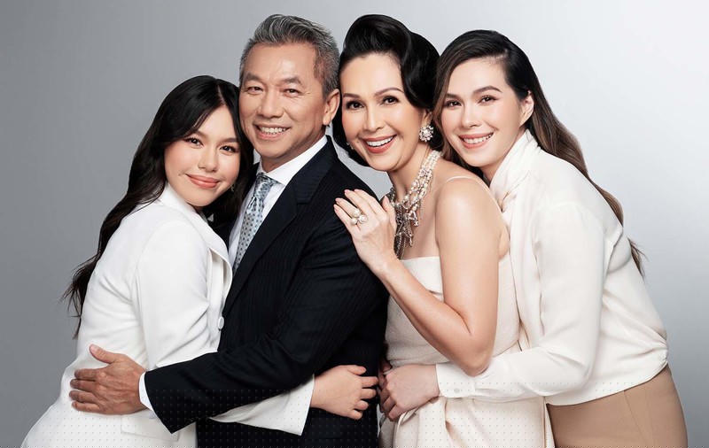 Gia đình hạnh phúc với hai cô con gái vàng của Hoa hậu ảnh lịch Diễm My.