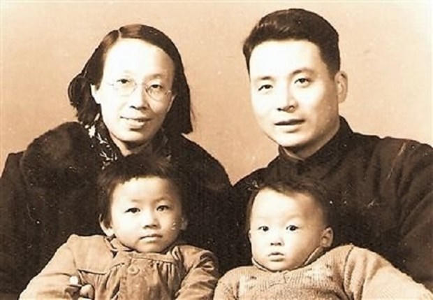 Đặng Gia Tiên và vợ con năm 1958.