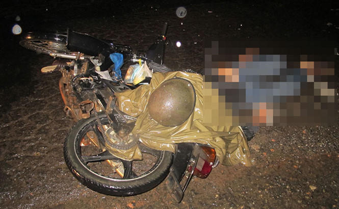 Tà áo mưa cuốn vào xích xe máy dẫn đến cái chết thương tâm. (Ảnh Thanhnien.vn)