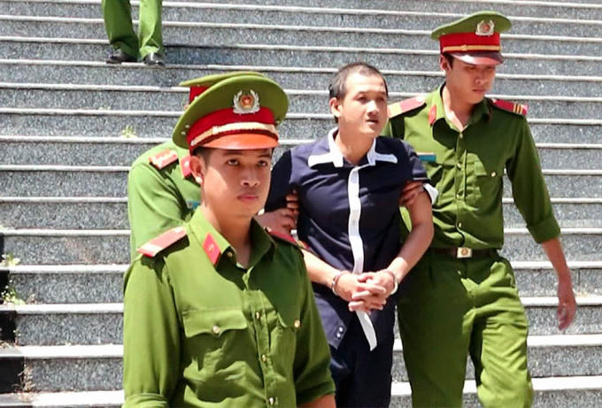 Đặng bị công an dẫn giải về trại giam sau phiên toà. (Ảnh: báo Vietnamnet)