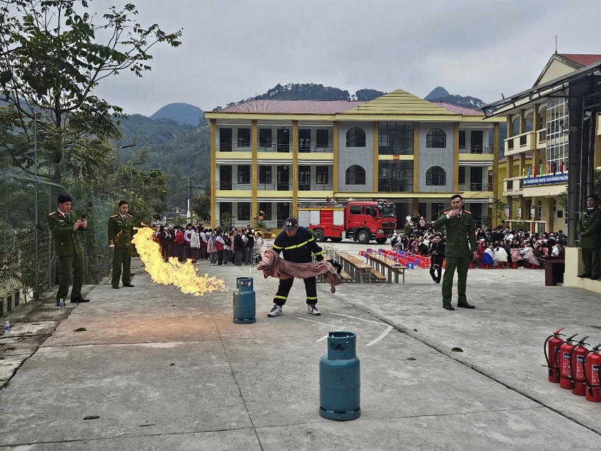 Quang cảnh thực hành chữa cháy và cứu nạn cứu hộ .