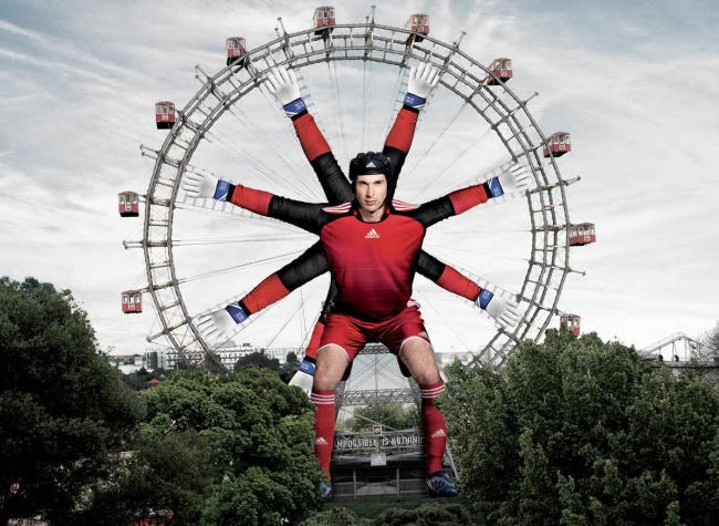 Trong hình Adidas đã chọn thủ môn Petr Cech làm gương mặt đại diện với khẩu hiệu: “Thủ môn Petr Cech đã sử dụng đồ tập của Adidas và đôi tay anh có thể chặn hết mọi khoảng không trước khung thành"