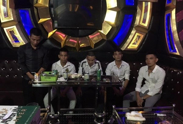 Các đối tượng tại hiện trường sử dụng trái phép chất ma túy