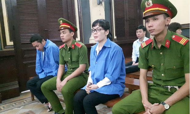 Bị cáo Như và Tuấn tại phiên tòa.