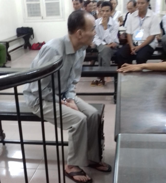 Nguyễn Đức Đoàn ngồi cơ quắp trước vành móng ngựa trong phiên tòa xét xử chiều 17/11