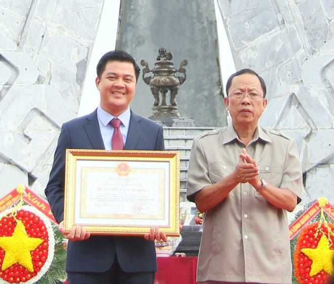 Tổng Giám đốc Tạ Bình Nguyên, Công ty Cổ phần Nước Aquaone Hậu Giang nhận Huân chương lao động hạng III cho những đóng góp quan trọng vì cộng đồng xã hội.