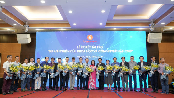 Lãnh đạo Tập đoàn Vingroup tặng hoa và chụp ảnh lưu niệm cùng đại diện các Tổ chức chủ trì dự án.