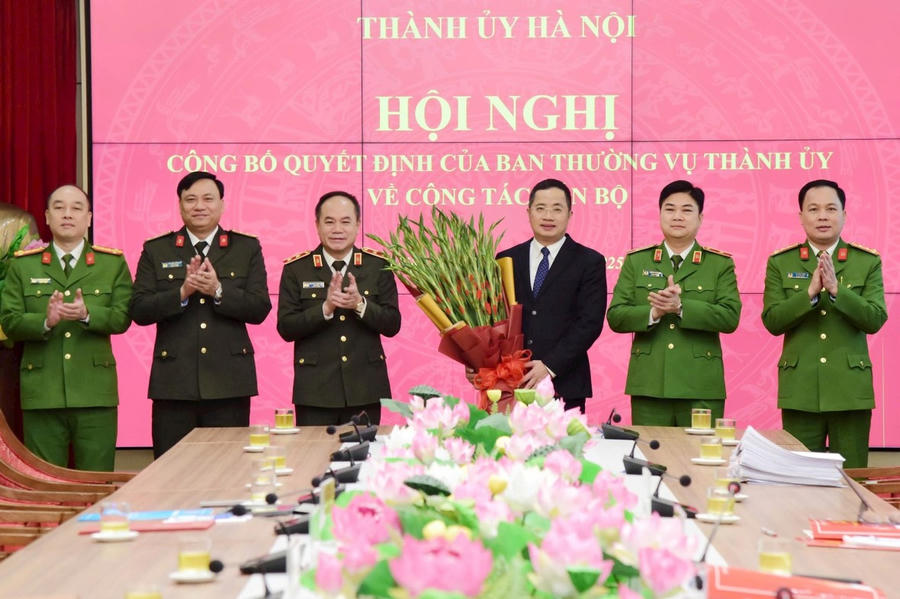 Ban Giám đốc Công an Thành phố chúc mừng Thiếu tướng Nguyễn Thành Long nhận nhiệm vụ công tác mới.