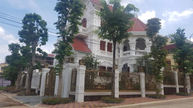 Toàn cảnh (mặt trước) một