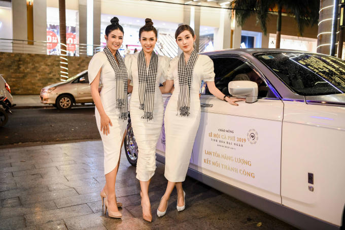 Ba nàng hậu giao lưu, tặng sách tại Lễ hội cà phê Buôn Ma Thuột