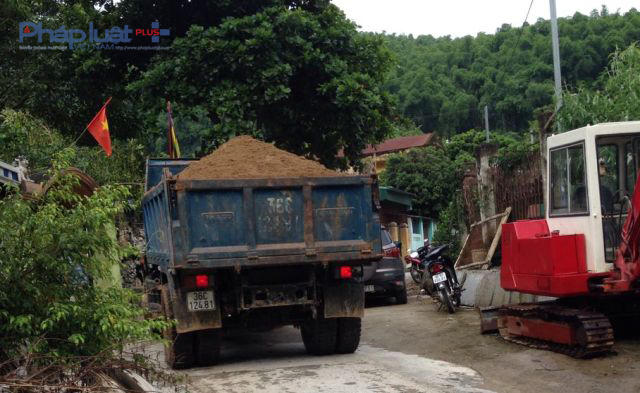 Xe chở cát khai thác trái phép ngang nhiên vận chuyển qua thị trấn Quan Sơn. (Ảnh: Anh Thắng)