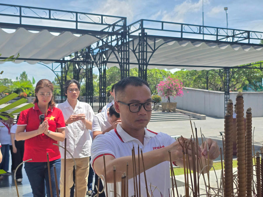 Phó Tổng Biên tập Báo Pháp luật Việt Nam dâng hương tại Nghĩa trang liệt sĩ Quốc gia Đường 9. Ảnh: Thiên Ý