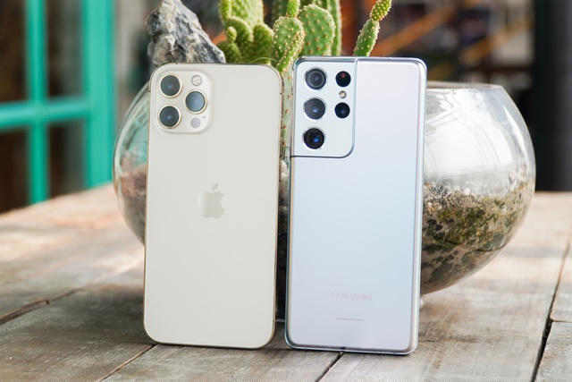 Galaxy S21 Ultra được trang bị bộ xử lý Exynos 2100, dung lượng RAM 12 GB, trong khi iPhone 12 Pro Max sử dụng con chip A14 Bionic cùng 6 GB RAM. Hai thiết bị này có thể đáp ứng mọi nhu cầu sử dụng, giải trí và chơi game của người dùng. Khác biệt lớn nhất của hai mẫu máy này nằm ở hệ điều hành. Theo đó, chiếc S21 Ultra hỗ trợ nhiều tính năng độc đáo, thú vị hơn trong khi iPhone 12 Pro Max lại cho khả năng hoạt động ổn định hơn cũng như được hỗ trợ cập nhật lâu hơn.