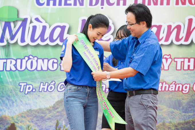 H&agrave; Thu đội mưa tới dự Lễ ra qu&acirc;n &ldquo;M&ugrave;a h&egrave; xanh 2017&rdquo;