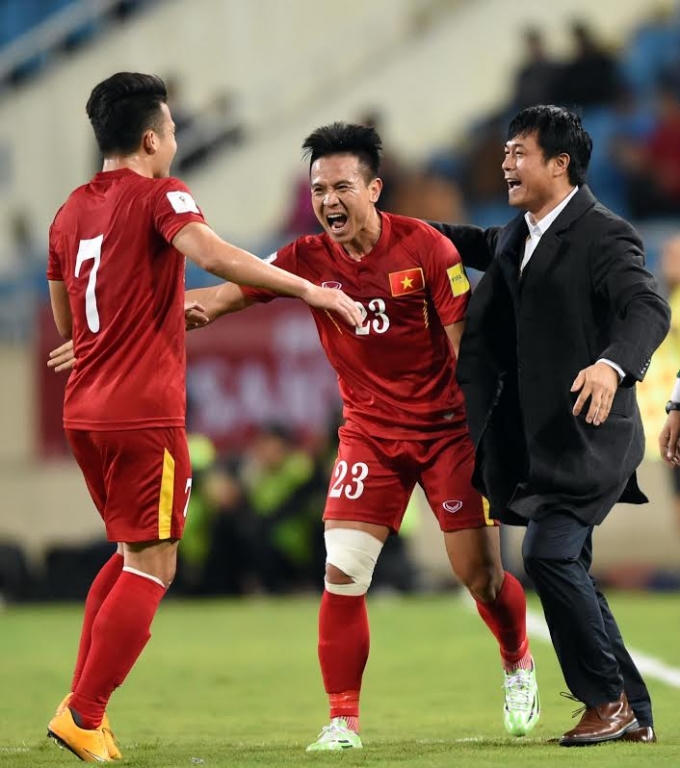 Thầy trò HLV Nguyễn Hữu Thắng ăn mừng chiến thắng.