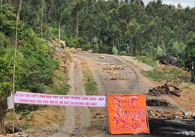 Người dân treo băng rôn, vật cản để chặn xe vào Nhà máy Đức Phổ.