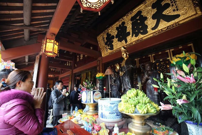 Ông Nguyễn Bá Hiển, Phó trưởng Ban thường trực Ban tổ chức lễ hội, Trưởng Ban quản lý Khu di tích thắng cảnh Hương Sơn cho biết, trong 4 ngày Tết (từ ngày 25 đến hết 28/1,  tức từ mồng 1 đến mồng 3 Tết), di tích đón hơn chục vạn lượt khách tham quan, trẩy hội. Trong đó, riêng ngày 27/1 (tức mồng 3 Tết), lượng khách tới chùa Hương lên tới 4,4 vạn lượt người, còn ngày 28/1 (tức mồng 4 Tết), lượng khách cũng lên tới gần 3 vạn người.