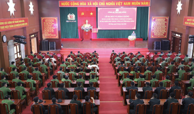 Lễ ra mắt và khai giảng huấn luyện Tiểu đoàn Cảnh sát cơ động dự bị chiến đấu. Ảnh: HL-BH
