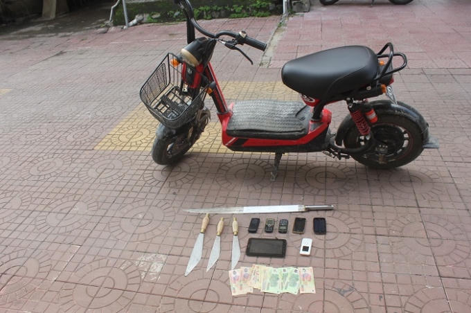 Hung khí và tang vật mà 4 đối tượng thanh, thiếu niên cướp được