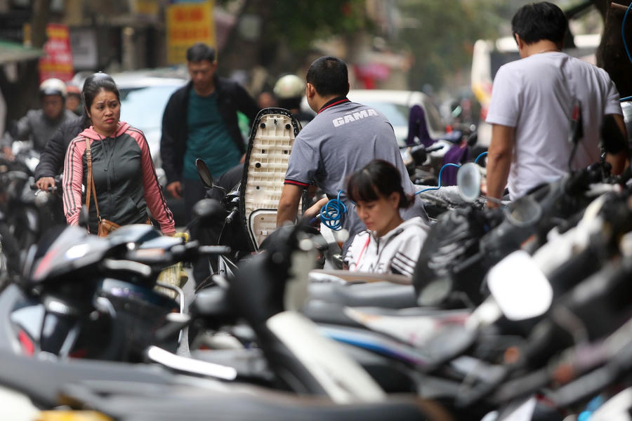 Hà Nội: Rửa xe 200 nghìn đồng/lượt, khách vẫn ùn ùn xếp hàng - 4