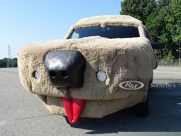 Xe van Ford Econoline hình chó nhồi bông được bán tại Mỹ gây chú ý.