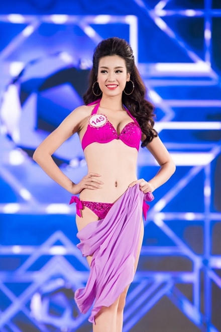 Mỹ Linh khoe đường cong nóng bỏng trong phần thi với trang phục áo tắm.  Trong số 30 thí sinh của vòng Chung kết Hoa hậu Việt Nam 2016, Đỗ Mỹ Linh (SBD 145) được xem là người có đường cong “chuẩn” nhất cuộc thi. Người đẹp sinh năm 1996, cao 1m71, nặng 52kg, số đo 3 vòng: 87 – 61 – 94.