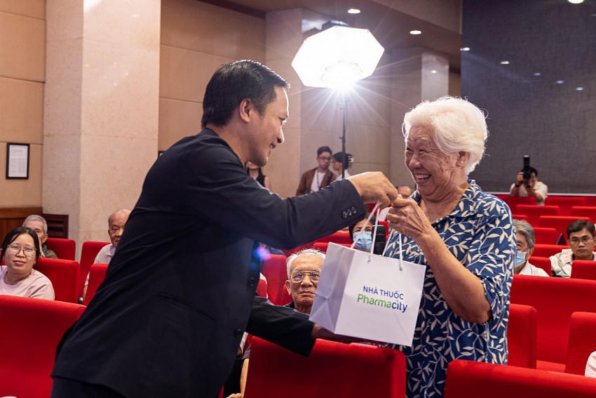 Chương trình tặng quà tại buổi tư vấn.