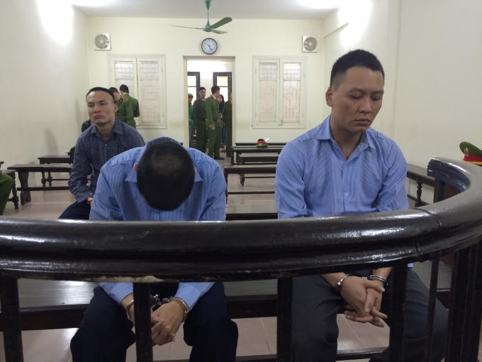 Các bị cáo trước vành móng ngựa tại tòa sáng nay (Ảnh: Duy Khương)
