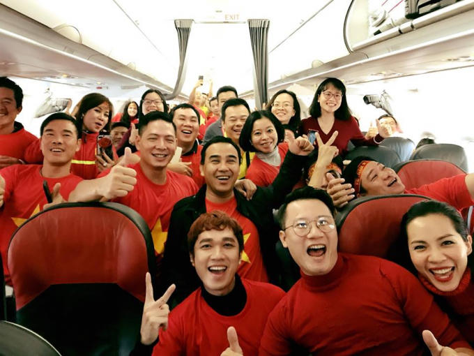 Các nghệ sĩ Việt Nam trên một chuyến bay từ Việt Nam sang Trung Quốc để cổ vũ cho các chàng trai nước nhà.