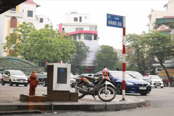 Các trụ nước sạch được thiết kế cao hơn 1m, cách mép đường khoảng 50cm và được lắp đặt hệ thống máy lọc nước thông minh. Nước cung cấp cho bình lọc đã xử lý qua nhiều công đoạn, đạt tiêu chuẩn nước khoáng thiên nhiên và nước uống đóng chai.