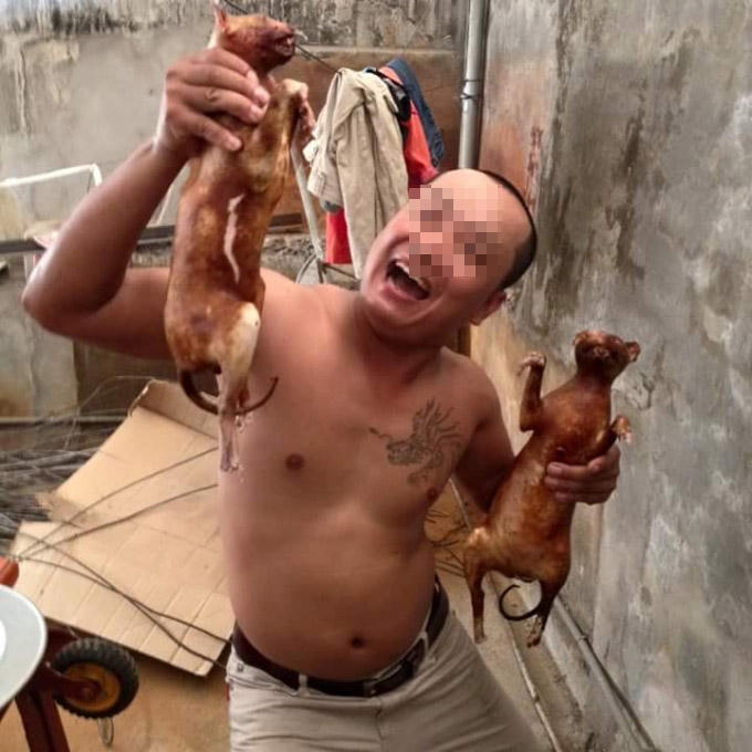 Vẻ mặt hớn hở của gã "đồ tể" khi cầm 2 chú mèo qua sơ chế biến.