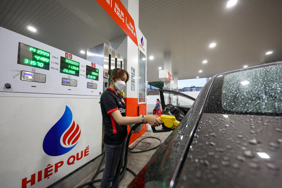 Giá xăng dầu trong nước có thể hạ nhiệt từ tháng 8 khi thuế bảo vệ môi trường với các mặt hàng này được điều chỉnh giảm 50-70%. Ảnh: T.L.