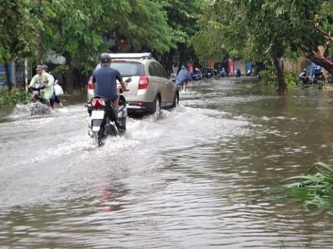Trong mưa bão, nhiều tuyến phố bị ngập úng cục bộ. Ảnh: Duy Tám.