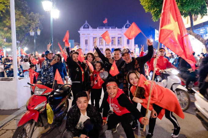 Niềm vui sướng hiện rõ trên những khuôn mặt của người dân Việt Nam khi biết tin U23 Việt Nam vừa tạo nên kỳ tích lọt vào chung kết ở một giải châu Á,