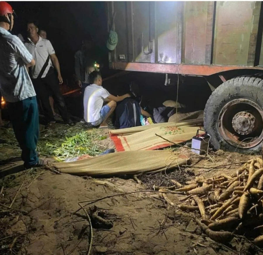 Hiện trường vụ máy cày cán tử vong 2 người. Ảnh: T.H