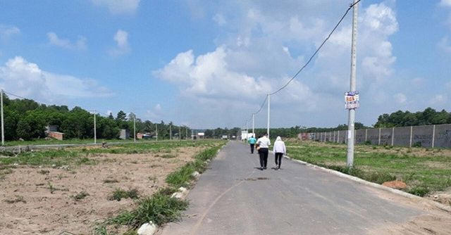 Tại nhiều địa phương, đất nền đang lên cơn sốt nhờ chiêu trò của môi giới.