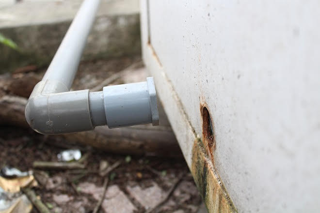 Hệ thống dẫn nước vào thùng lọc bị đứt rời, miệng nối hoen rỉ.