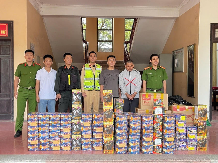 Đối tượng Nguyễn Văn Lâm (X) cùng tang vật - Ảnh Công an Nghệ An.