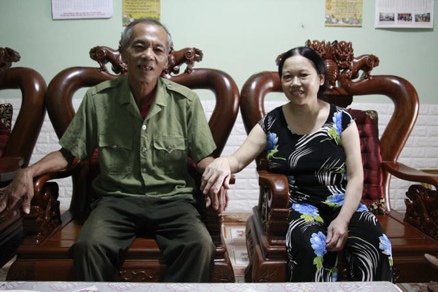 Sau khi chồng phát bệnh, bà Xuân luôn bên cạnh giúp chồng hồi phục dần