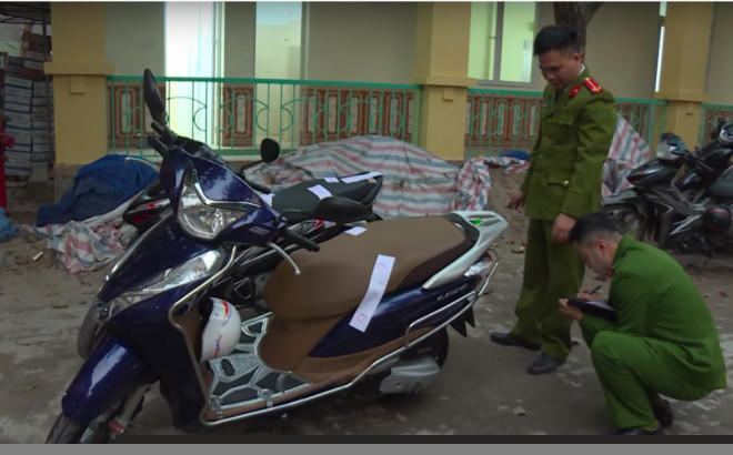 Lê Thanh Hưng khai muốn chấp hành án tại Công an quận Tây Hồ nhưng không có tiền nên Hưng đã thực hiện hành vi phạm tội tại nhà bác ruột, cướp tài sản của bà này. Trong ảnh là chiếc xe máy Honda Lead của bà N bị Hưng cướp đi.