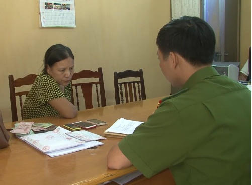Đối tượng Nguyễn Thị Hiền tại cơ quan điều tra. (Ảnh Công an cung cấp)