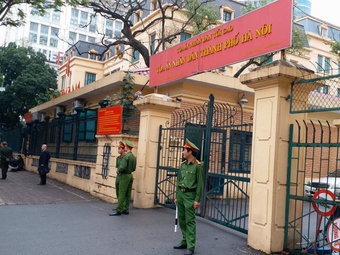 Hàng chục cảnh sát cơ động và cảnh sát hỗ trợ tư pháp được huy động bảo vệ phiên tòa.