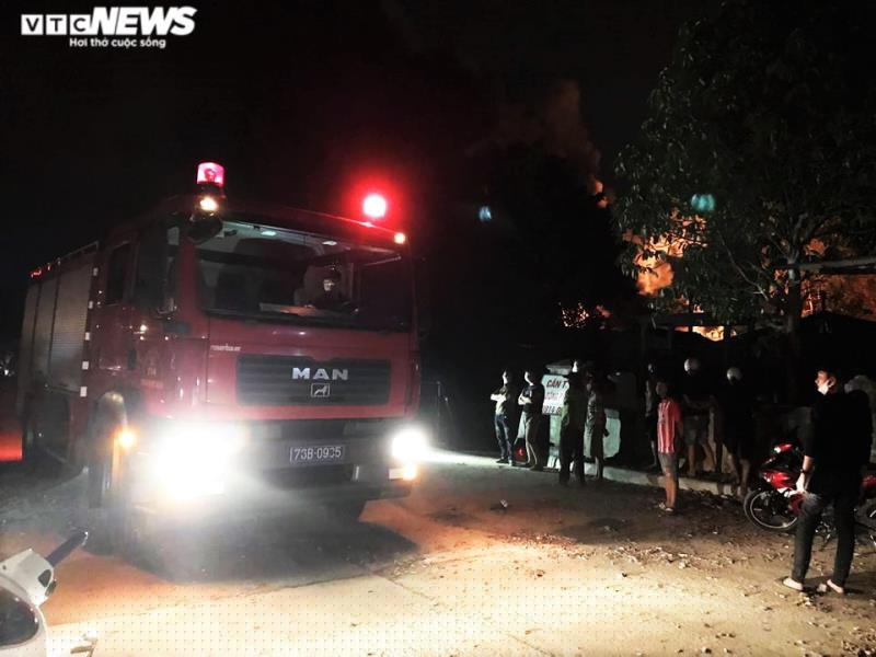 anh: bat chap lenh cach ly xa hoi, hang tram nguoi tu tap xem dam chay hinh 9