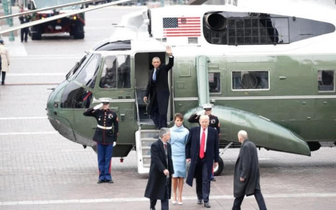 Cựu Tổng thống Obama vẫy chào vợ chồng Trump để lên chuyên cơ bay tới lễ nhậm chức. Còn ông Trump thì đi cùng đoàn xe hộ tống. (Ảnh: AP)