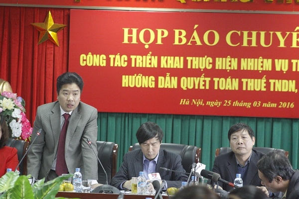 Vụ trưởng Vụ dự toán Tổng cục Thuế Vũ Hồng Long phát biểu tại buổi họp báo.