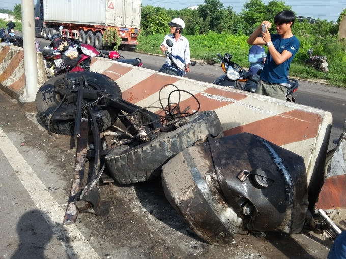 Trục trước của chiếc xe và thùng nhiên liệu gãy rời.