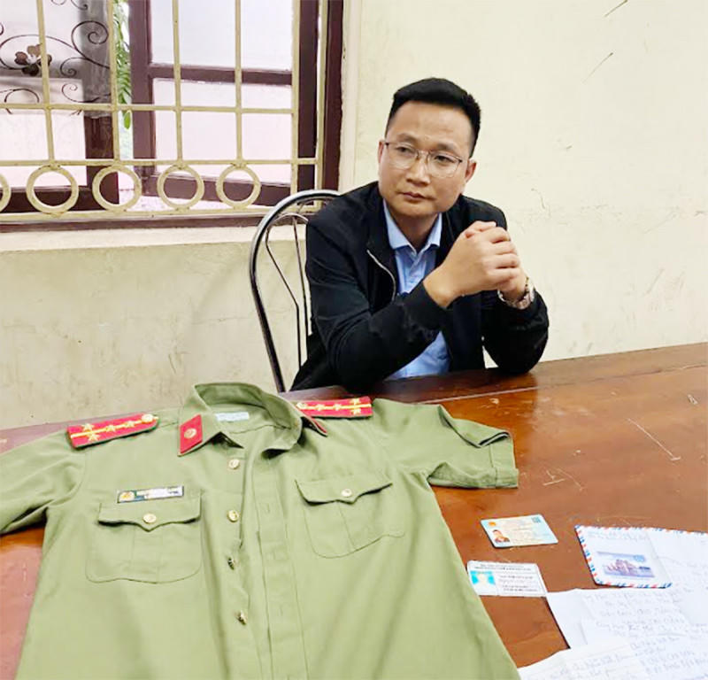 Đối tượng Nguyễn Thế Long cùng các tang vật. (Ảnh: CACC)