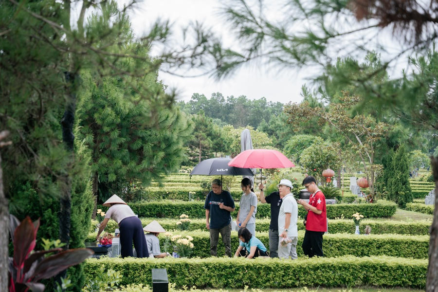 Quang cảnh xanh mát, an lành tại Công viên tưởng niệm Thiên Đức.